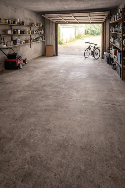 Depois: Garagem Abandonada